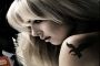 Menina com Corvo Tatuagem